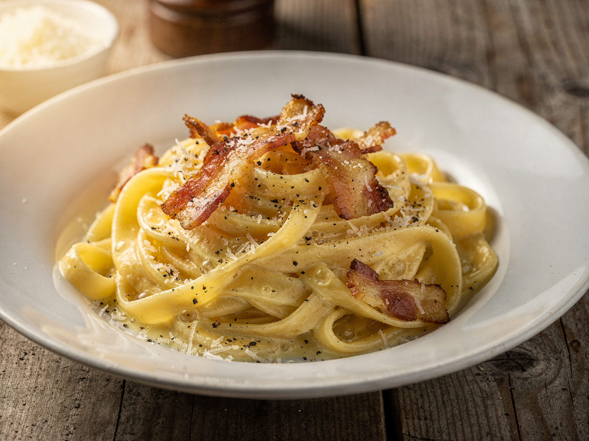 Fettuccine alla Carbonara clássica com guanciale
